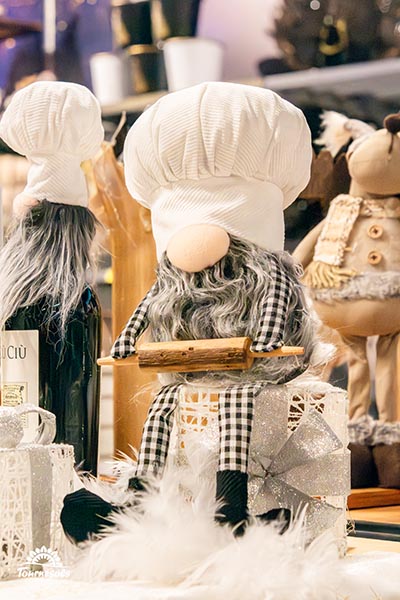 Photo du marché de Noël des jardineries Tournesols - Lutin assis au chapeau de cuisinier